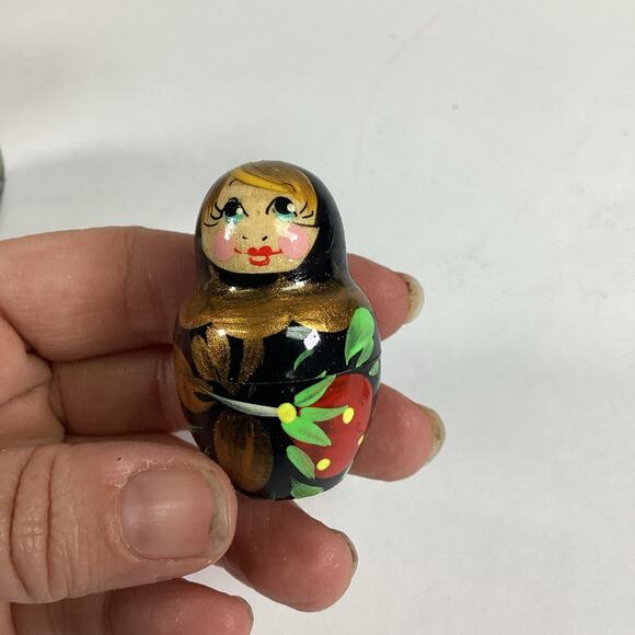 Set Of 5 Strawberries Hand Painted Wooden Russian Nesting Dolls - Picture 7 of 10